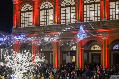 Rimini illumina il Natale con le luci dedicate a ‘È per te’ 2025