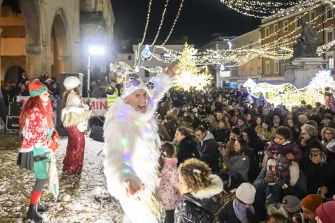 Rimini illumina il Natale con le luci dedicate a ‘È per te’ 2025