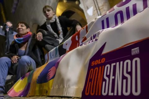 Rimini illumina il Natale con le luci dedicate a ‘È per te’ 2025