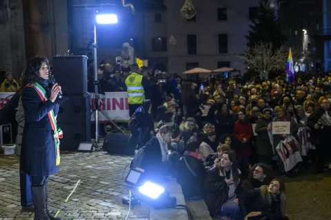 Rimini illumina il Natale con le luci dedicate a ‘È per te’ 2025