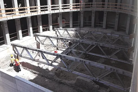 La struttura portate il pavimento di sala del teatro Galli, sopra i ritrovamenti archeologici, realizzata dalla MG Mancini