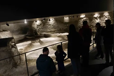 Dalle aree archeologiche all'arte che si affaccia sulle dune in spiaggia: tutte le proposte per scoprire Rimini