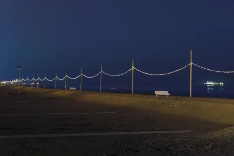 duna con luci e panchine di notte