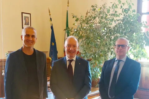 il sindaco sadegholvaad, il questore morelli, il vicario pizzimenti