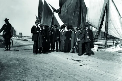 Gruppo di persone sul porto primo 900