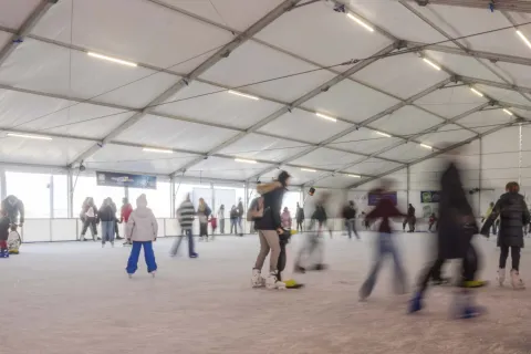 piste di ghiaccio sul mare d'inverno 2025