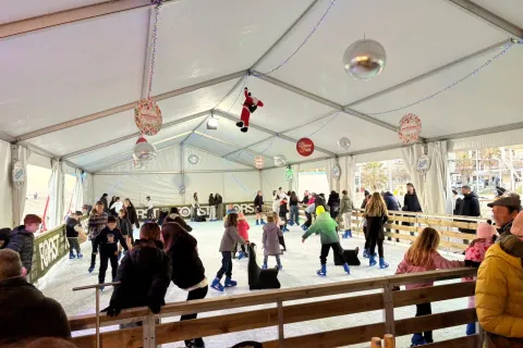 piste di ghiaccio sul mare d'inverno 2025