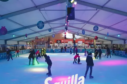 piste di ghiaccio sul mare d'inverno 2025