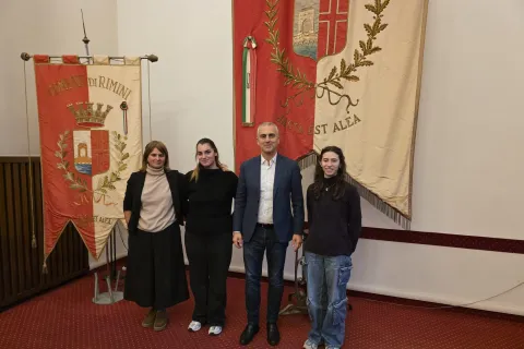 Dictée di Saint-Maur-des-Fossés: il Sindaco Jamil Sadegholvaad si complimenta con le due studentesse riminesi