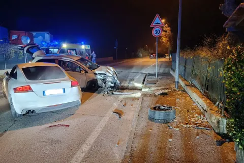 speronamento auto civetta vigili arresto per resistenza