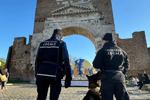 Vigili all'Arco d'Augusto