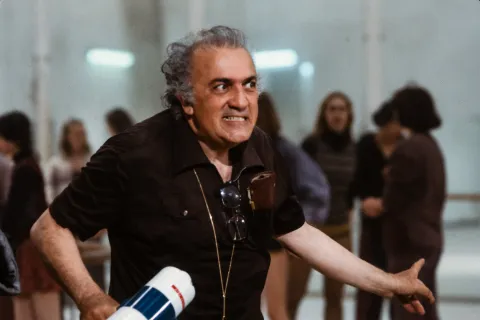 Federico Fellini sul set de La città delle donne - 1980, foto di Deborah Beer © Archivi Cinemazero - Pordenone 02.jpg