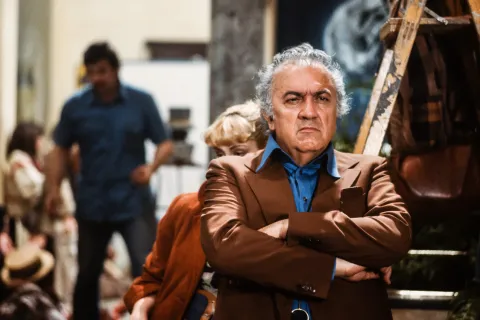 Federico Fellini sul set de La città delle donne - 1980, foto di Deborah Beer © Archivi Cinemazero - Pordenone 02.jpg