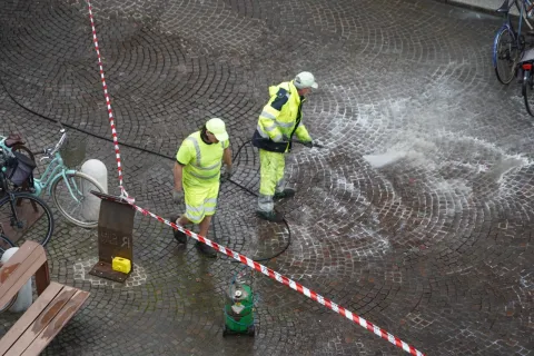 Centro storico: sversamento di olio da mezzo per la raccolta rifiuti
