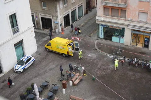 Centro storico: sversamento di olio da mezzo per la raccolta rifiuti