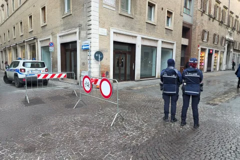 Centro storico: sversamento di olio da mezzo per la raccolta rifiuti