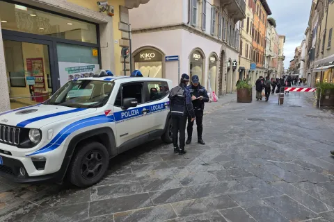 Centro storico: sversamento di olio da mezzo per la raccolta rifiuti
