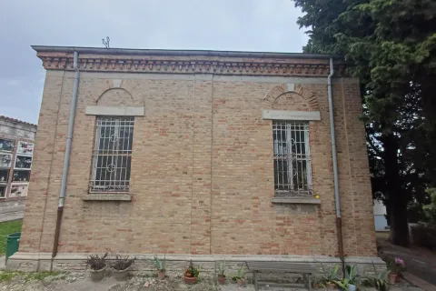 fiancata cappellina centrale Cimitero di San Lorenzo in Monte