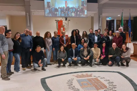 FOTO DI GRUPPO con sindaco, vicesindaca, presidenti, vicepresidenti e segretari dei 12 forum