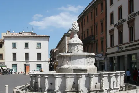 fontana della pigna