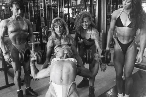 Ragazze bodybuilder ©Biblioteca civica Gambalunga, Archivio fotografico di Pasquale Bove