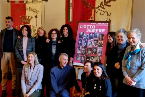chiara bellini con le rappresentanti di Rete donne rimini Casa donne e associazioni protagoniste del cartellone di eventi.jpg