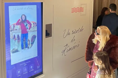 totem cartoline digitali