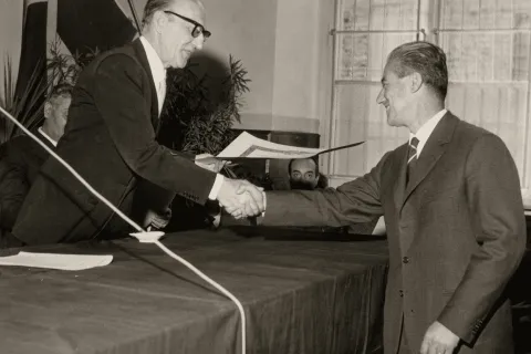 1963 Panozzo riceve attestato D Alighieri da R Piano