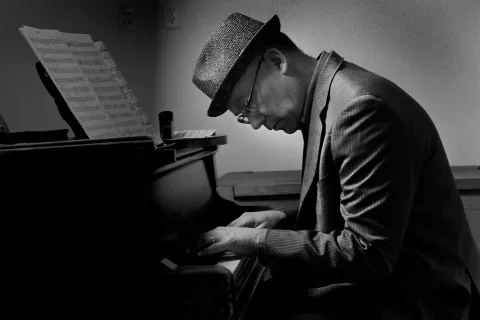 02 Wayne Horvitz BW Playing - Tom Chargin