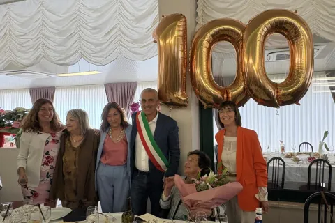 2026 Cento candeline per nonna Luisa con nipoti e sindaco