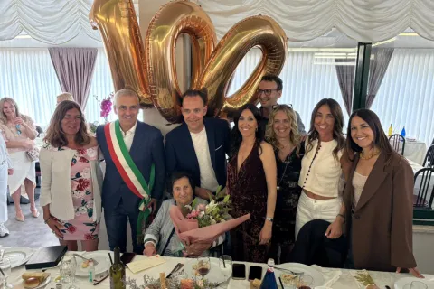 2026 Cento candeline per nonna Luisa con nipoti e sindaco