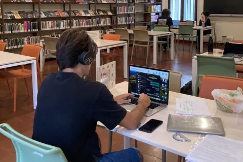 una sala studio e consultazione