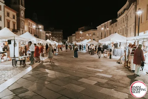 Rimini Shopping Night piazza Tre Martiri.jpg