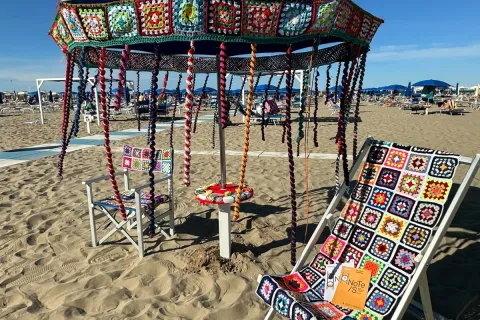 Dall'uncinetto nella sede di quartiere alla spiaggia: il progetto del Nodo territoriale di salute sbarca al bagno 133 Giorgio