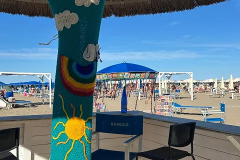 Dall'uncinetto nella sede di quartiere alla spiaggia: il progetto del Nodo territoriale di salute sbarca al bagno 133 Giorgio
