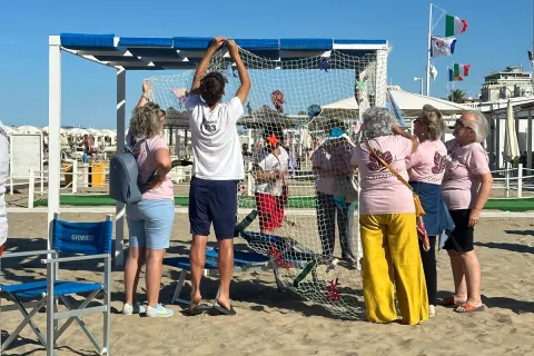 Dall'uncinetto nella sede di quartiere alla spiaggia: il progetto del Nodo territoriale di salute sbarca al bagno 133 Giorgio
