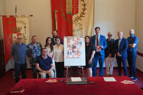 foto gruppo conferenza stampa la giusta distanza