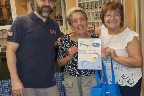 Torre Pedrera celebra 60 anni di fedeltà: premiata la 92enne Margaret, storica turista dell'Hotel Conti