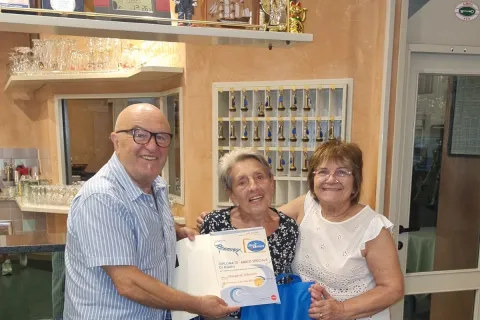 Torre Pedrera celebra 60 anni di fedeltà: premiata la 92enne Margaret, storica turista dell'Hotel Conti