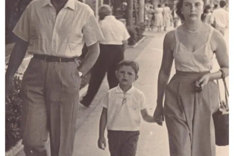 Luigi Vignoli bambino con i genitori