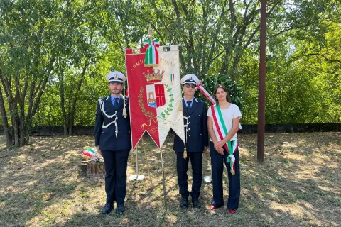 gonfalone a Fossoli con asssessora Mattei