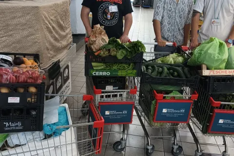 volontari al mercato coperto per la raccolta alimentare