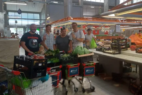 volontari al mercato coperto per la raccolta alimentare