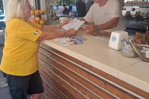 Distribuzione Volantino con le informazioni della visita del Santo Padre a Rimini