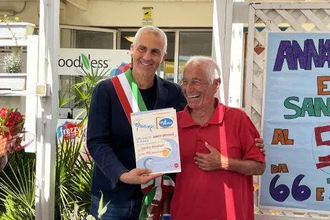 il Sindaco rende omaggio a Sandro Mandrelli al bagno 53