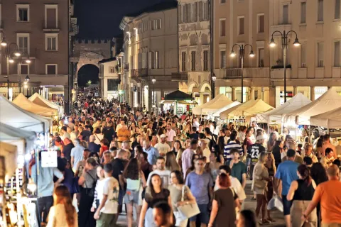 Rimini Shopping Night piazza Tre Martiri