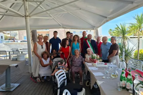 Cento anni  di Claudia Frisoni