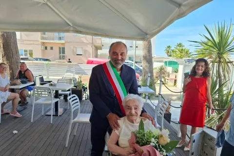Cento anni  di Claudia Frisoni