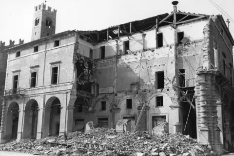 Palazzo Garampi_Foto del fotografo Severi_ Archivio fotografico della Biblioteca Gambalunga