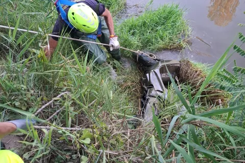 Recupero motociclo nel fiume Marecchia